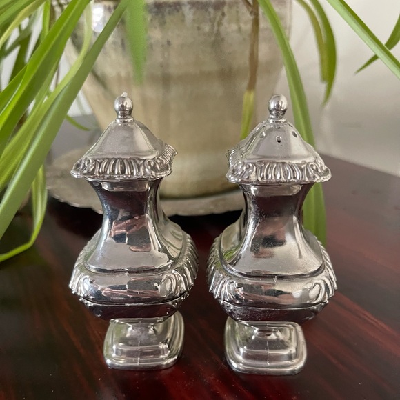 Vintage Grenadier Silver Plated Salt & Pepper Shakers - Picture 2 of 15